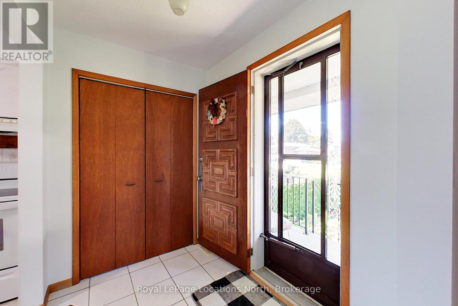 221 John Street, Clearview, Ontario  L0M 1S0 - Photo 14 - S12304584