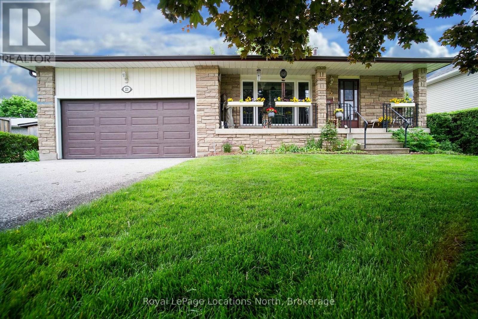 221 John Street, Clearview, Ontario  L0M 1S0 - Photo 9 - S12304584