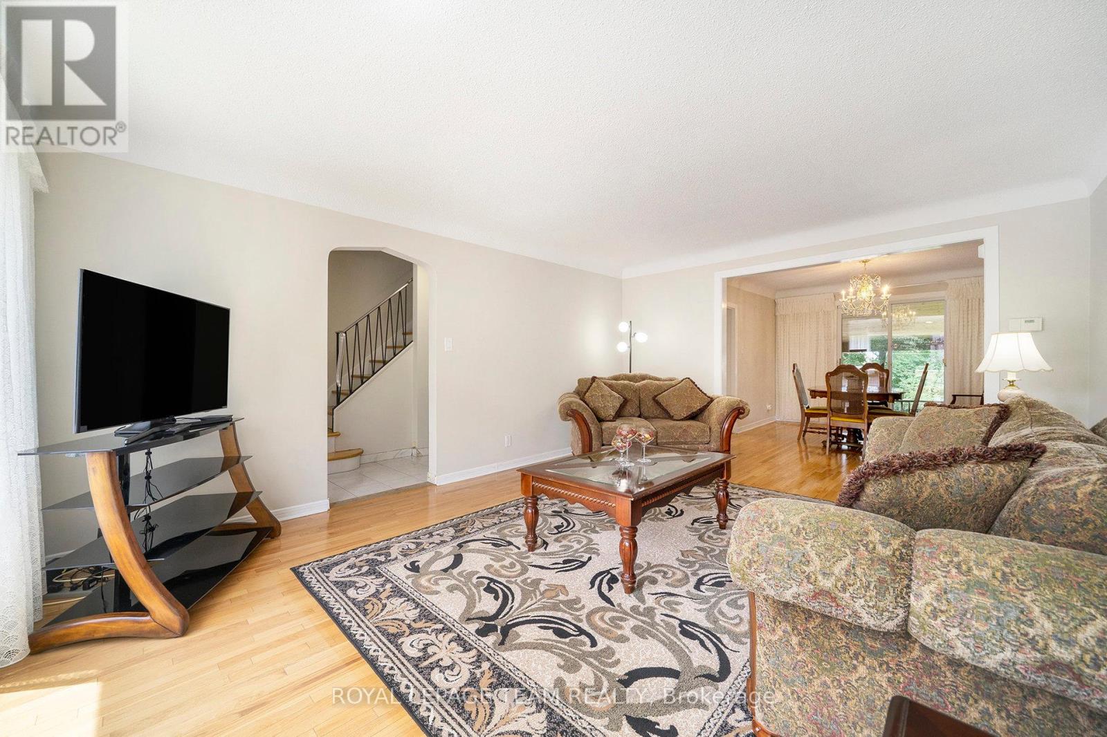 367 Ravenhill Avenue, Ottawa, Ontario  K2A 0J5 - Photo 6 - X12364374