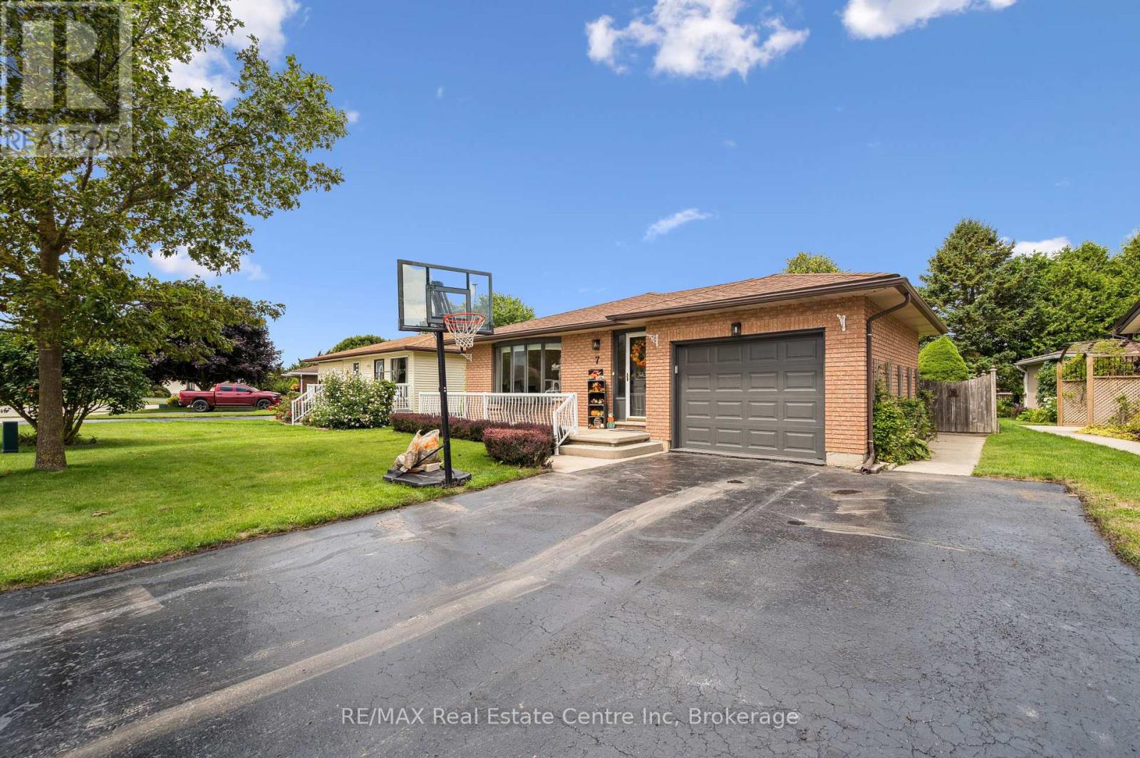 7 Eastview Drive, Wellington North, Ontario  N0G 1A0 - Photo 2 - X12364354