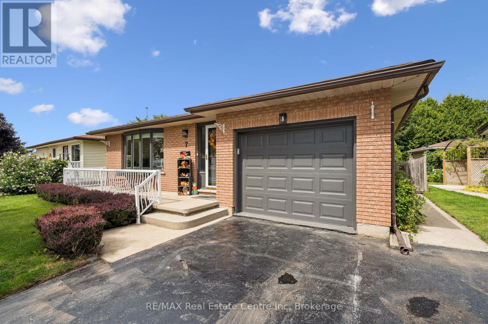 7 Eastview Drive, Wellington North, Ontario  N0G 1A0 - Photo 3 - X12364354