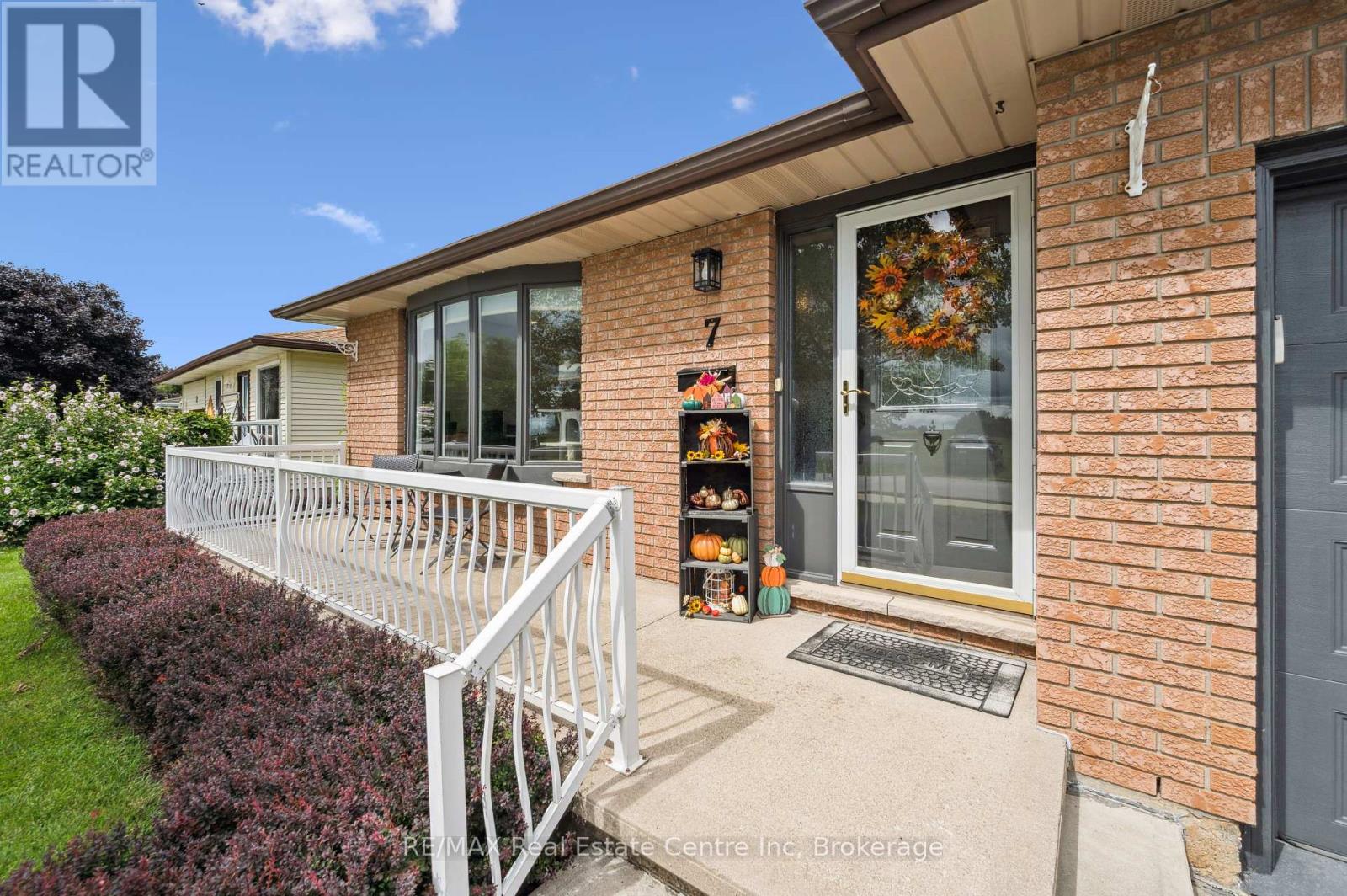 7 Eastview Drive, Wellington North, Ontario  N0G 1A0 - Photo 4 - X12364354