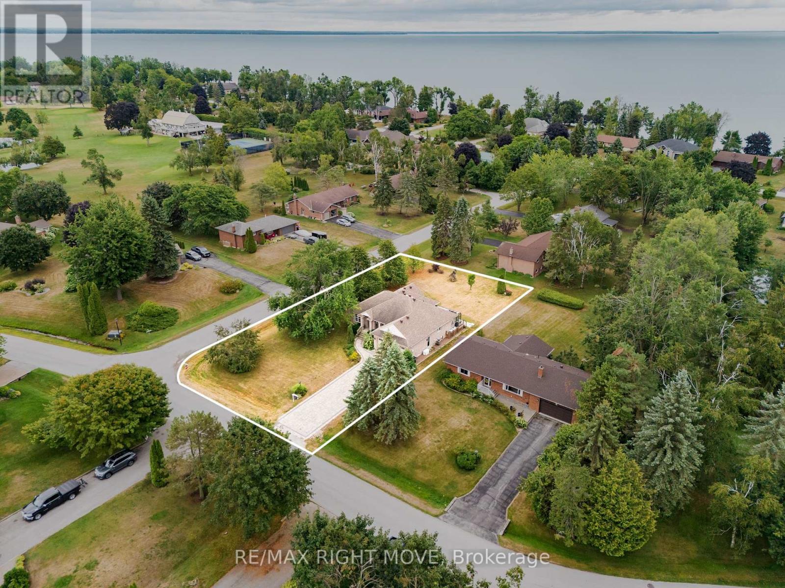 3 Thicketwood Place E, Ramara, Ontario  L0K 1B0 - Photo 2 - S12364297