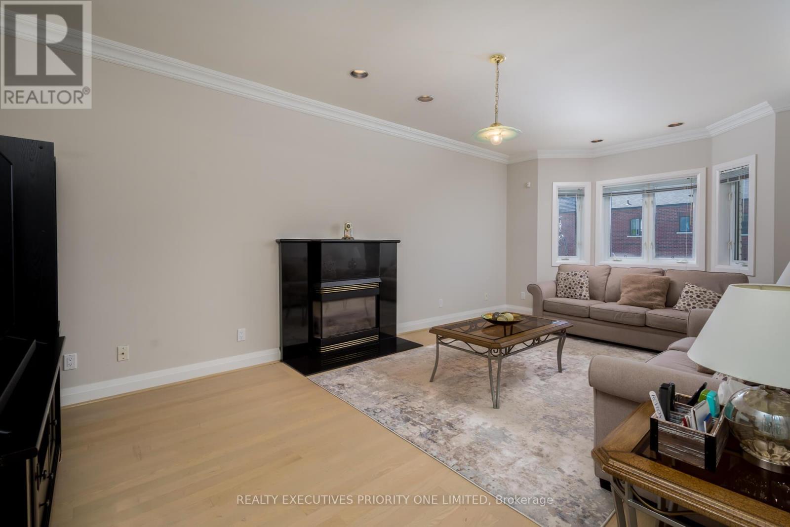 67 Stockdale Crescent, Richmond Hill, Ontario  L4C 3T1 - Photo 9 - N12364328