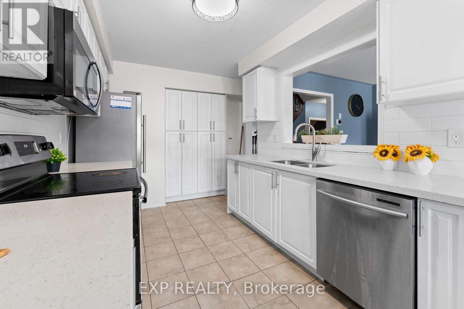 13 Burnstown Circle, Brampton, Ontario  L6P 3M1 - Photo 10 - W12364332
