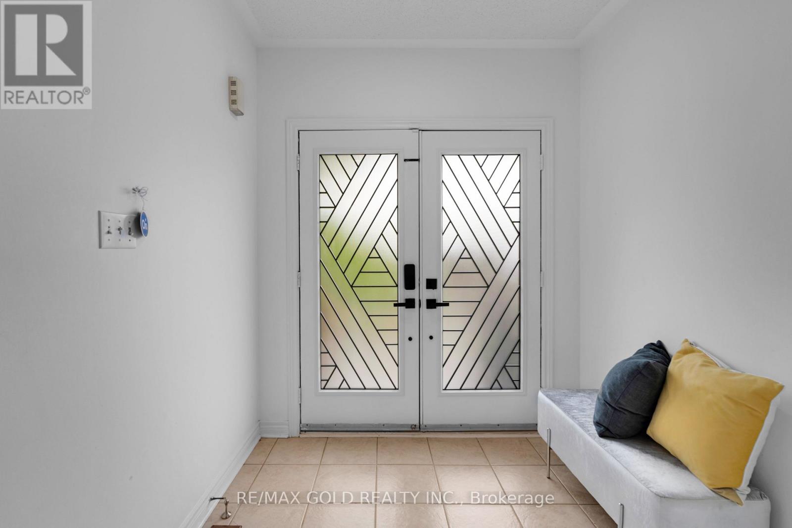 10 Morgandale Road, Brampton, Ontario  L7A 2K1 - Photo 6 - W12364092