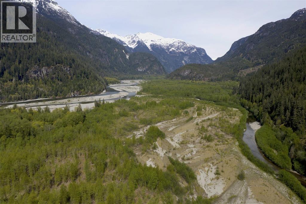 1184 Squamish River Way, Squamish, British Columbia  V8B 0G3 - Photo 2 - R3031674
