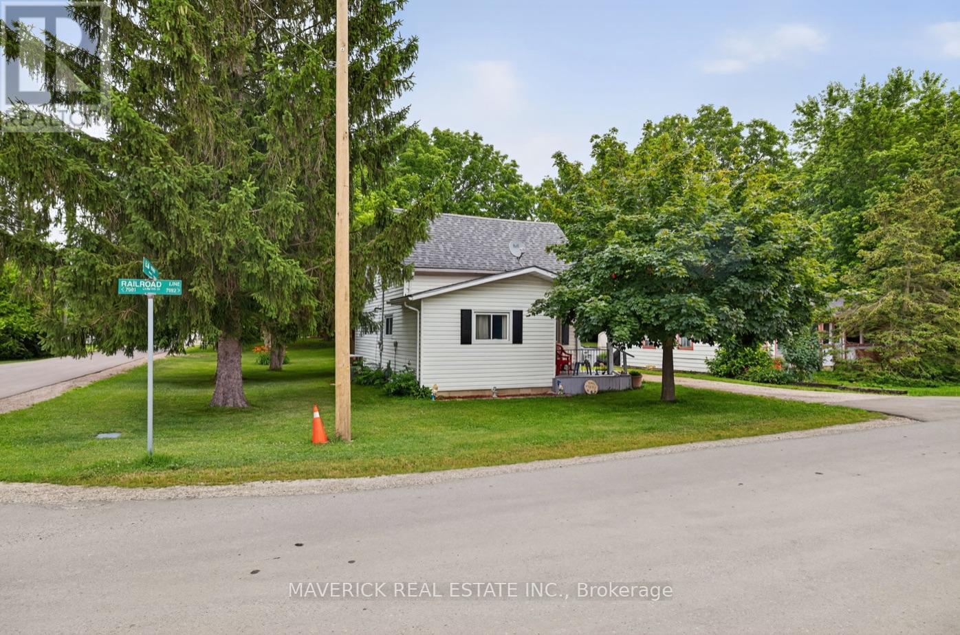 7982 Railroad Line, Brooke-Alvinston, Ontario  N0N 1A0 - Photo 1 - X12364597