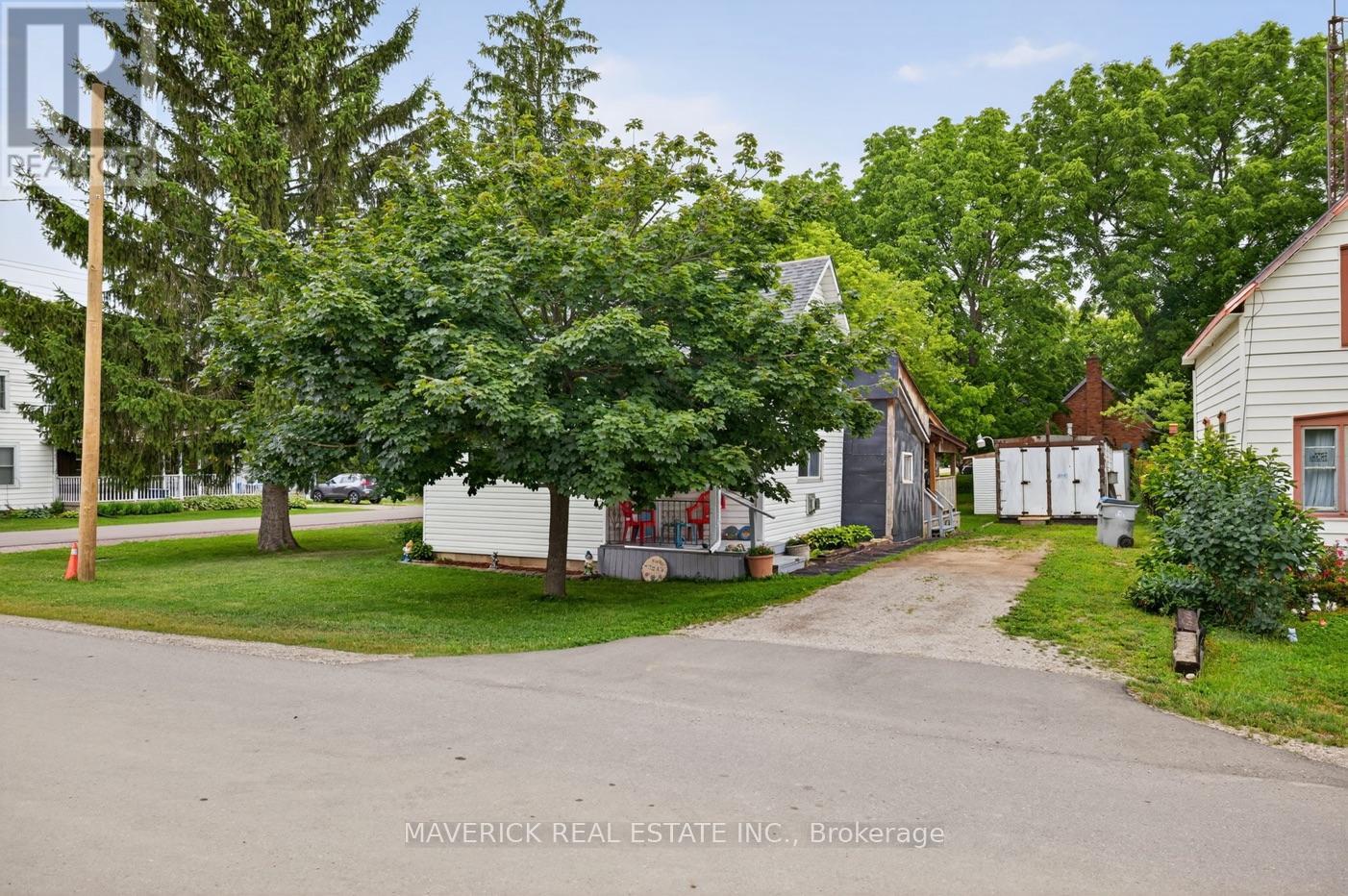 7982 Railroad Line, Brooke-Alvinston, Ontario  N0N 1A0 - Photo 3 - X12364597