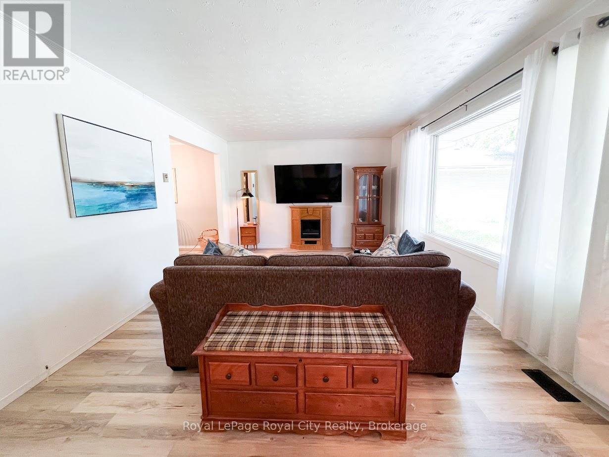 767 11th Street, Hanover, Ontario  N4N 3H5 - Photo 6 - X12364592