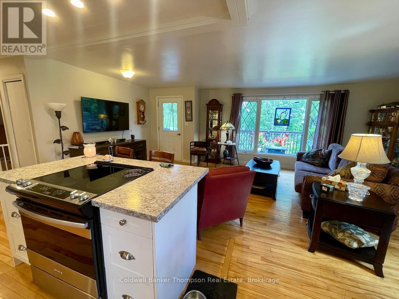 284 Lawrence Avenue, Huntsville, Ontario  P1H 1R6 - Photo 4 - X12364624
