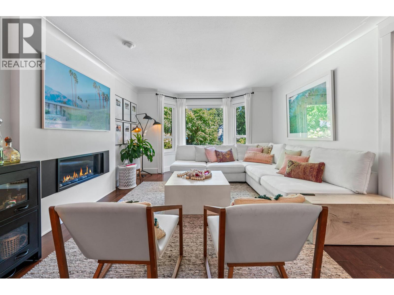 Property at 2645 EDGEMONT BOULEVARD image 4