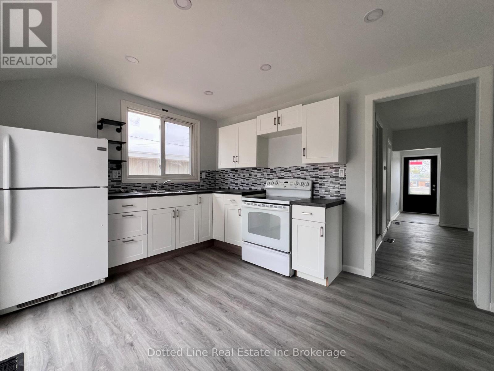 156 Borden Avenue, Central Elgin, Ontario  N0L 1B0 - Photo 9 - X12139703