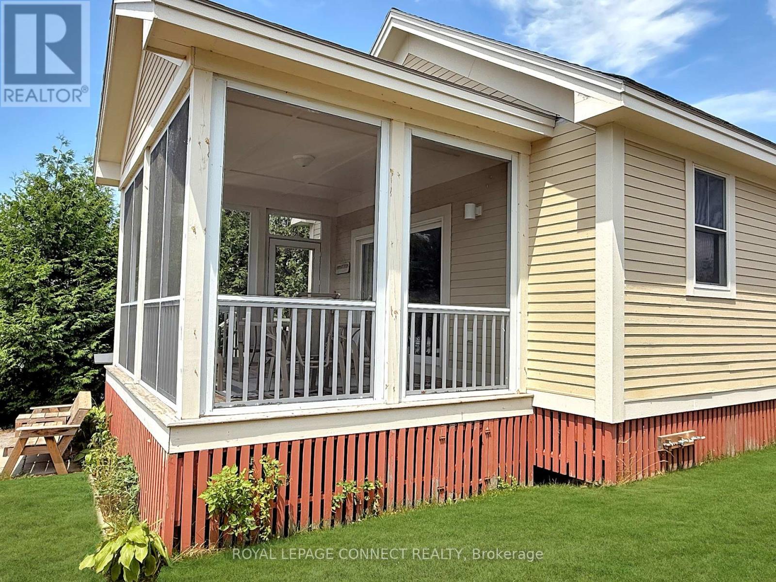 27 - 13 Butternut Lane, Prince Edward County, Ontario  K0K 1P0 - Photo 4 - X12364465