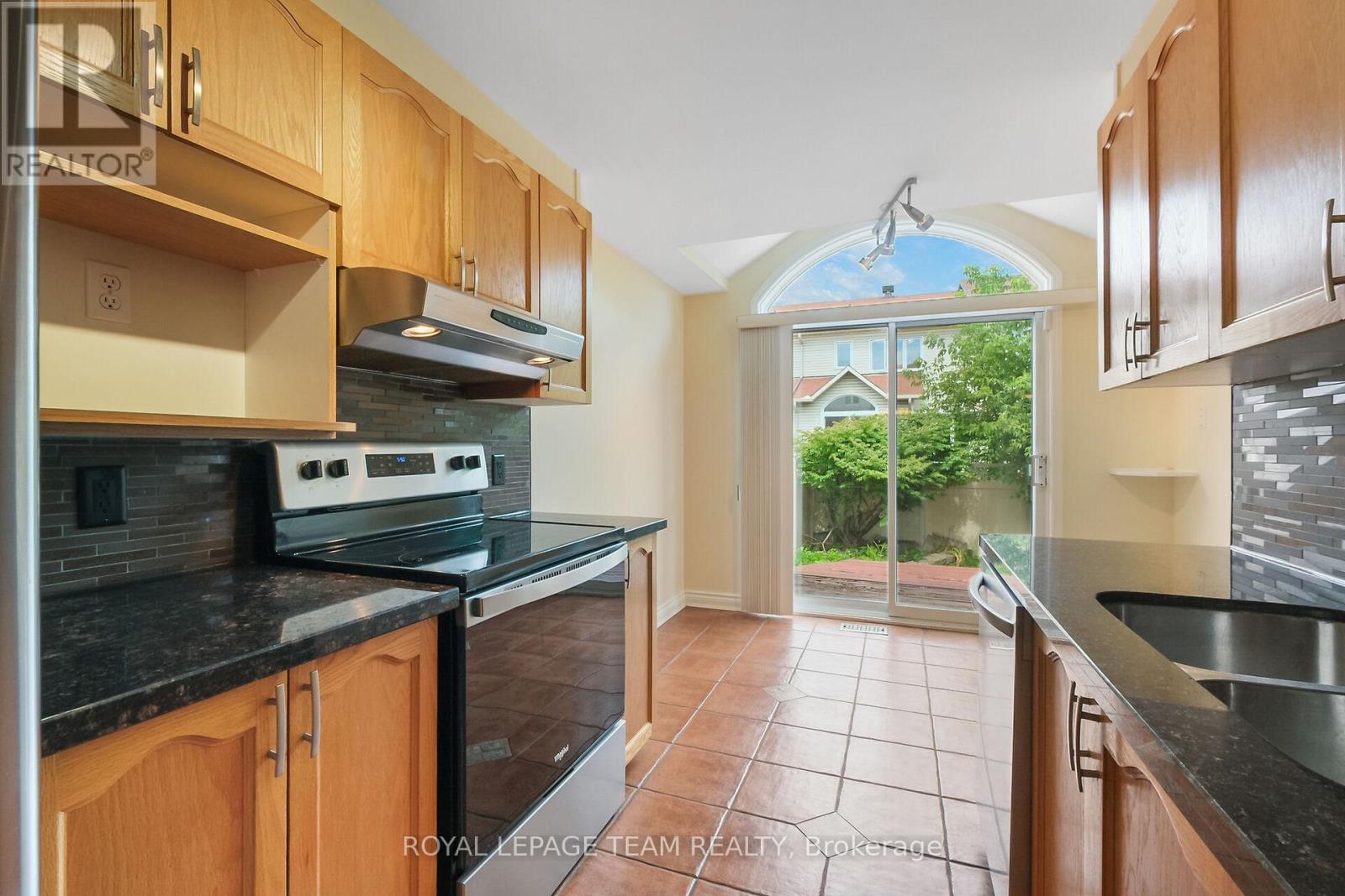 6201 Arbourwood Drive, Ottawa, Ontario  K1C 7L6 - Photo 17 - X12364667