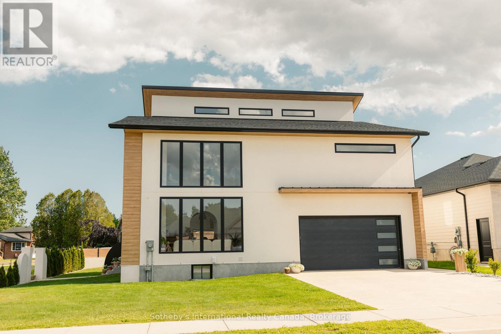 24 William Street W, Tillsonburg, Ontario  N4G 1L8 - Photo 2 - X12364670