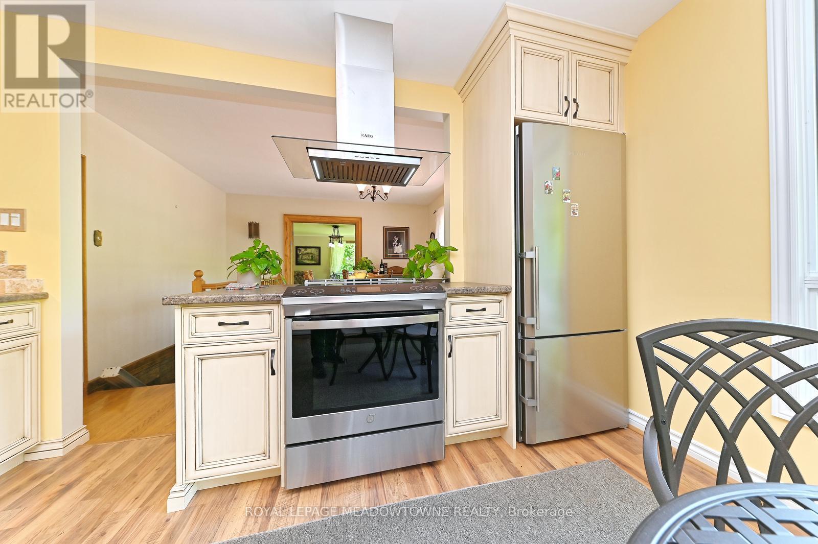 4 Ann Street, Halton Hills, Ontario  L7G 2V2 - Photo 23 - W12364570