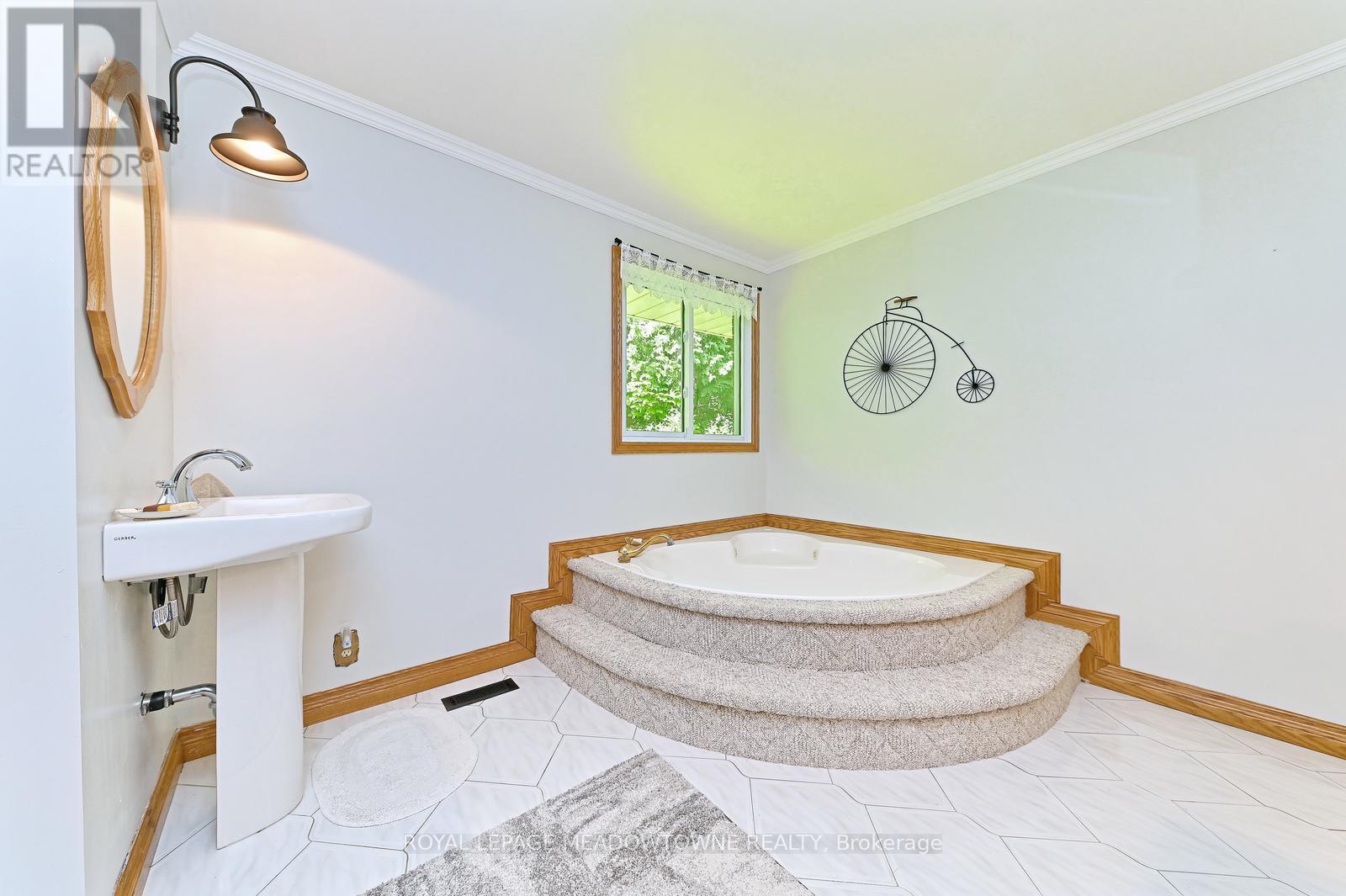 4 Ann Street, Halton Hills, Ontario  L7G 2V2 - Photo 31 - W12364570