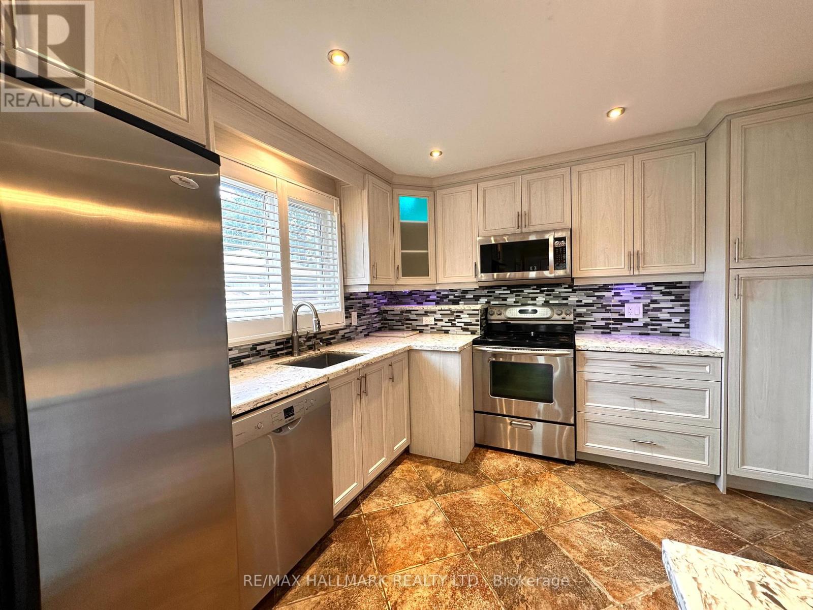 1198 Ingledene Drive, Oakville, Ontario  L6H 2H9 - Photo 8 - W12364578