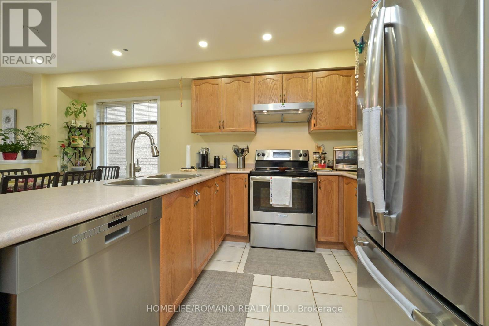 132 Earth Star Trail Ne, Brampton, Ontario  L6R 2N8 - Photo 5 - W12364601