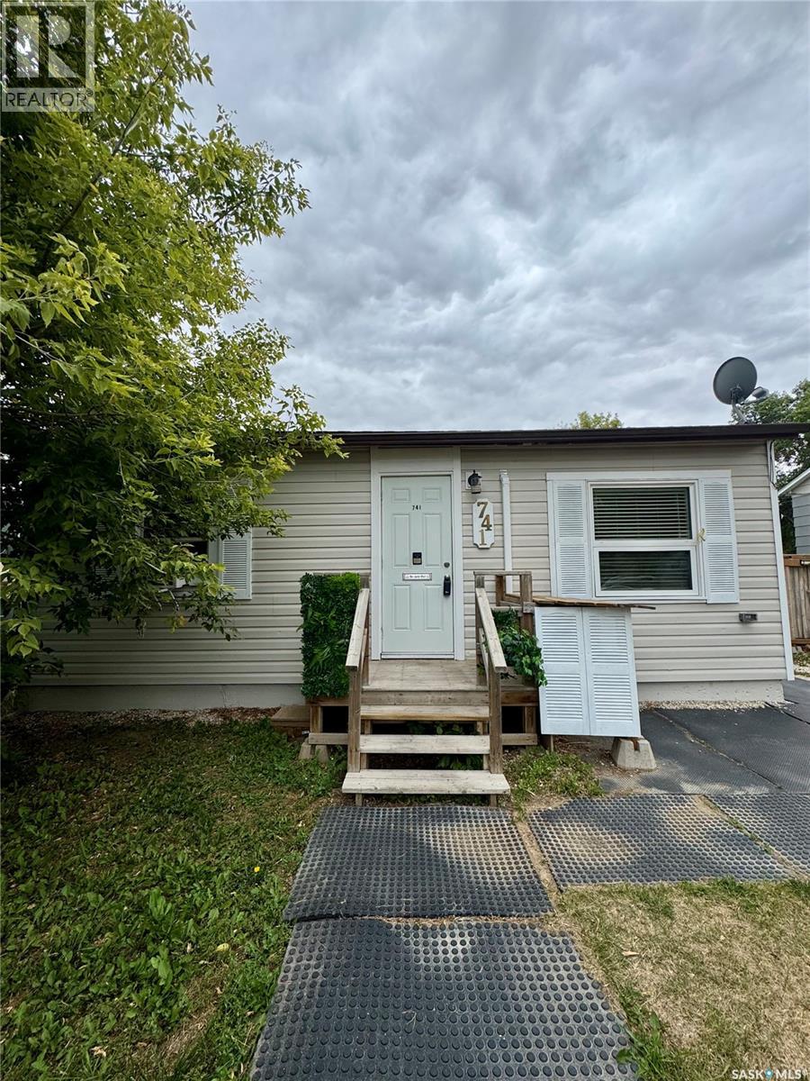 741 Rae Street, Regina, Saskatchewan  S4T 2B1 - Photo 2 - SK016444