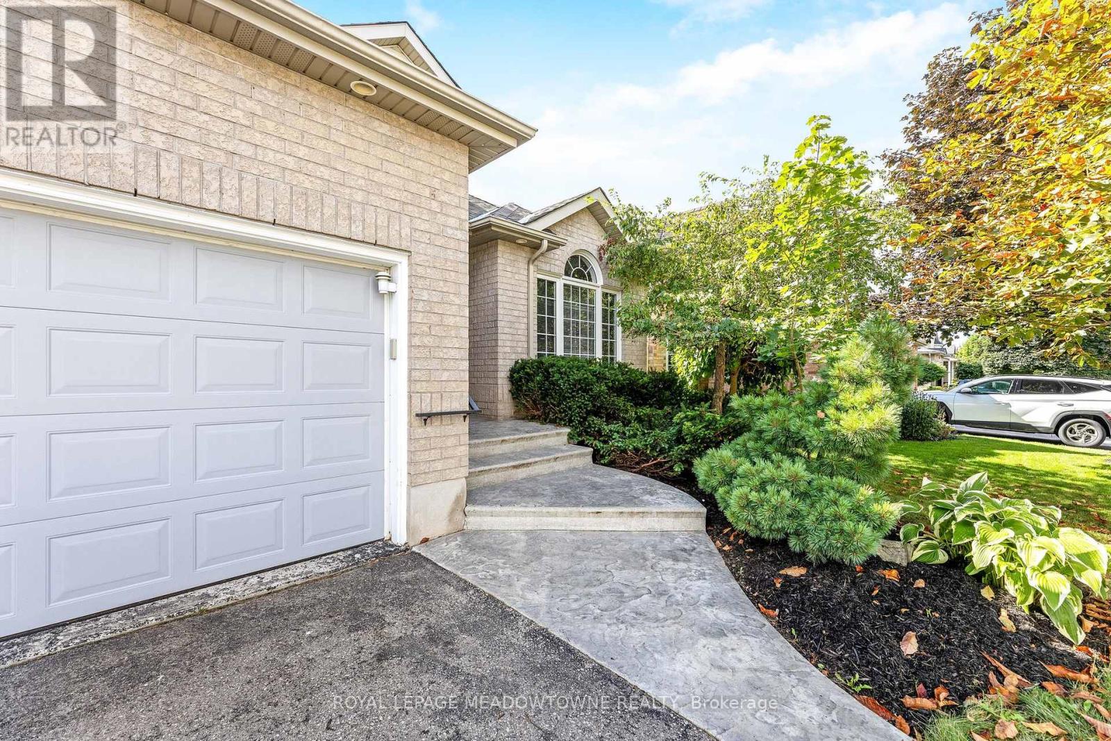 33 Grey Oak Drive, Guelph, Ontario  N1L 1P3 - Photo 2 - X12364525