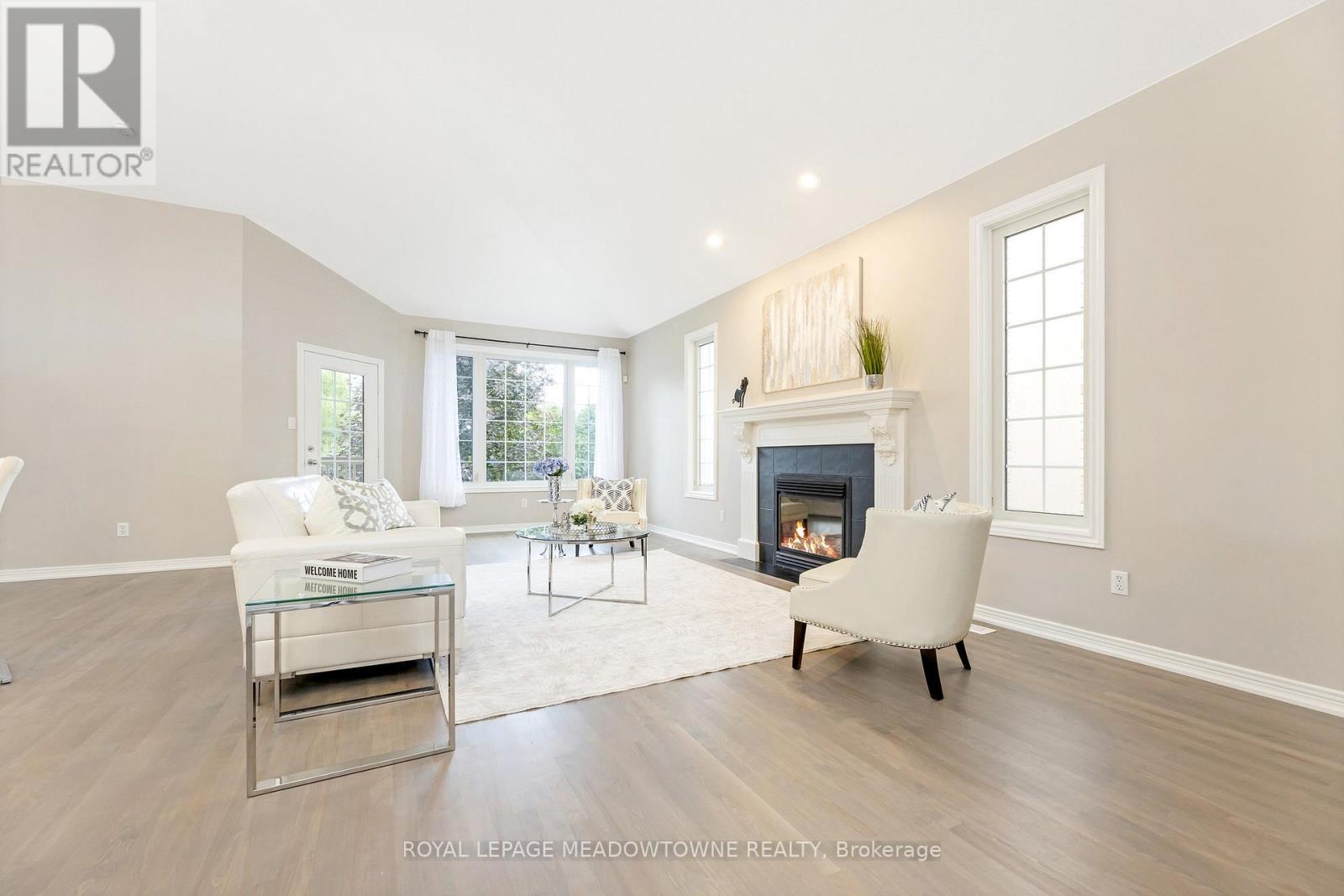 33 Grey Oak Drive, Guelph, Ontario  N1L 1P3 - Photo 5 - X12364525