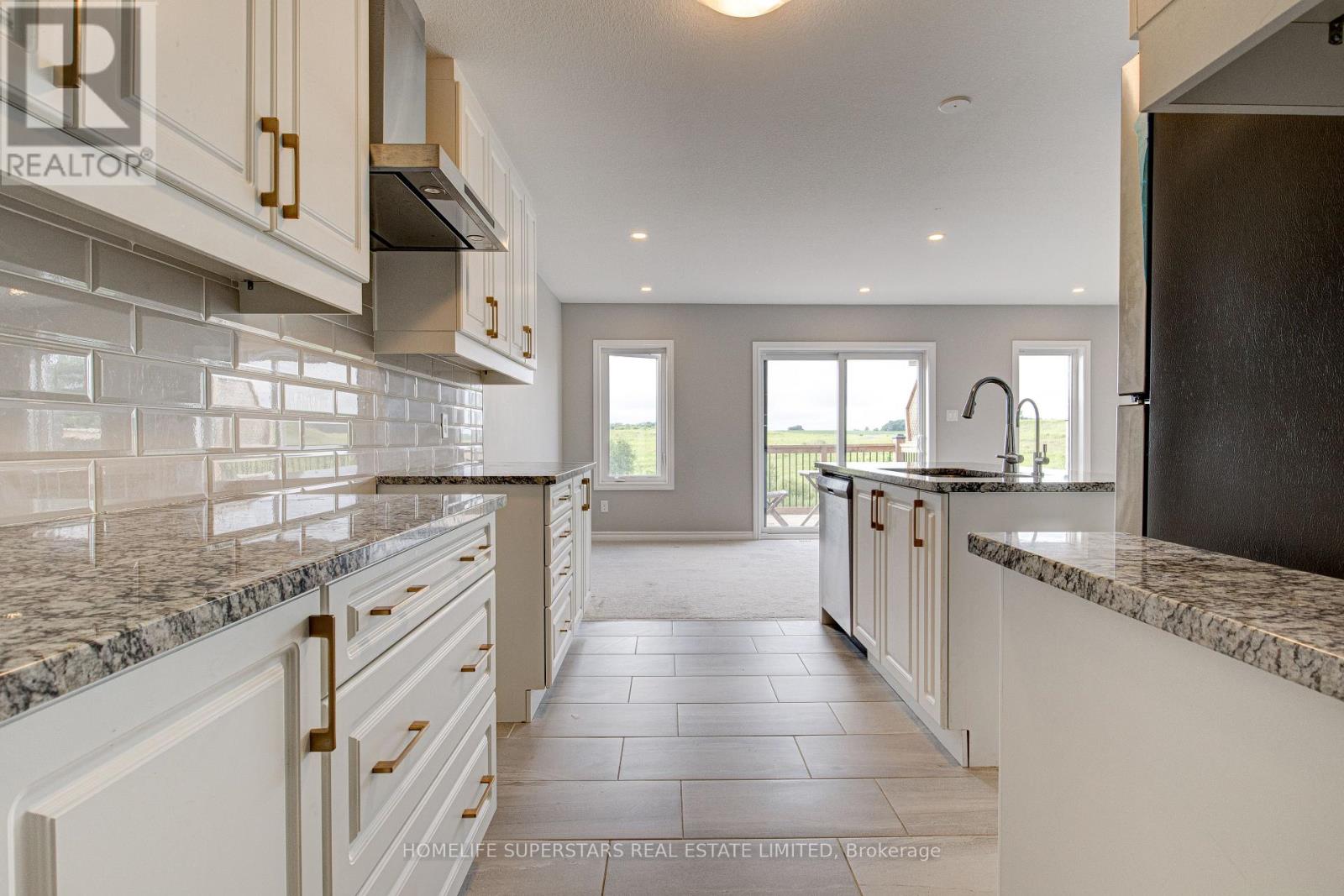 33 Woodedge Circle, Kitchener, Ontario  N2R 0M8 - Photo 10 - X12364572