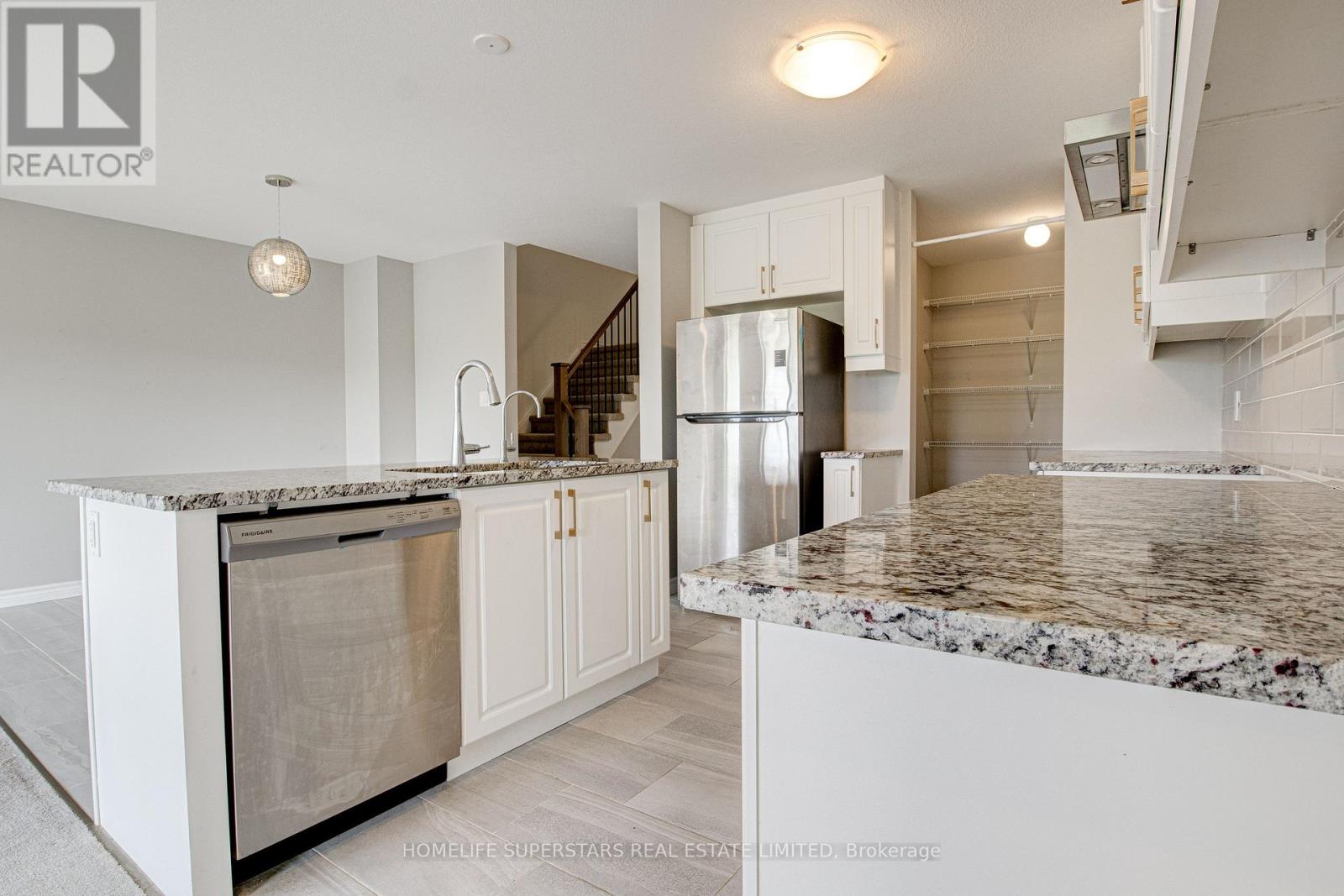 33 Woodedge Circle, Kitchener, Ontario  N2R 0M8 - Photo 12 - X12364572