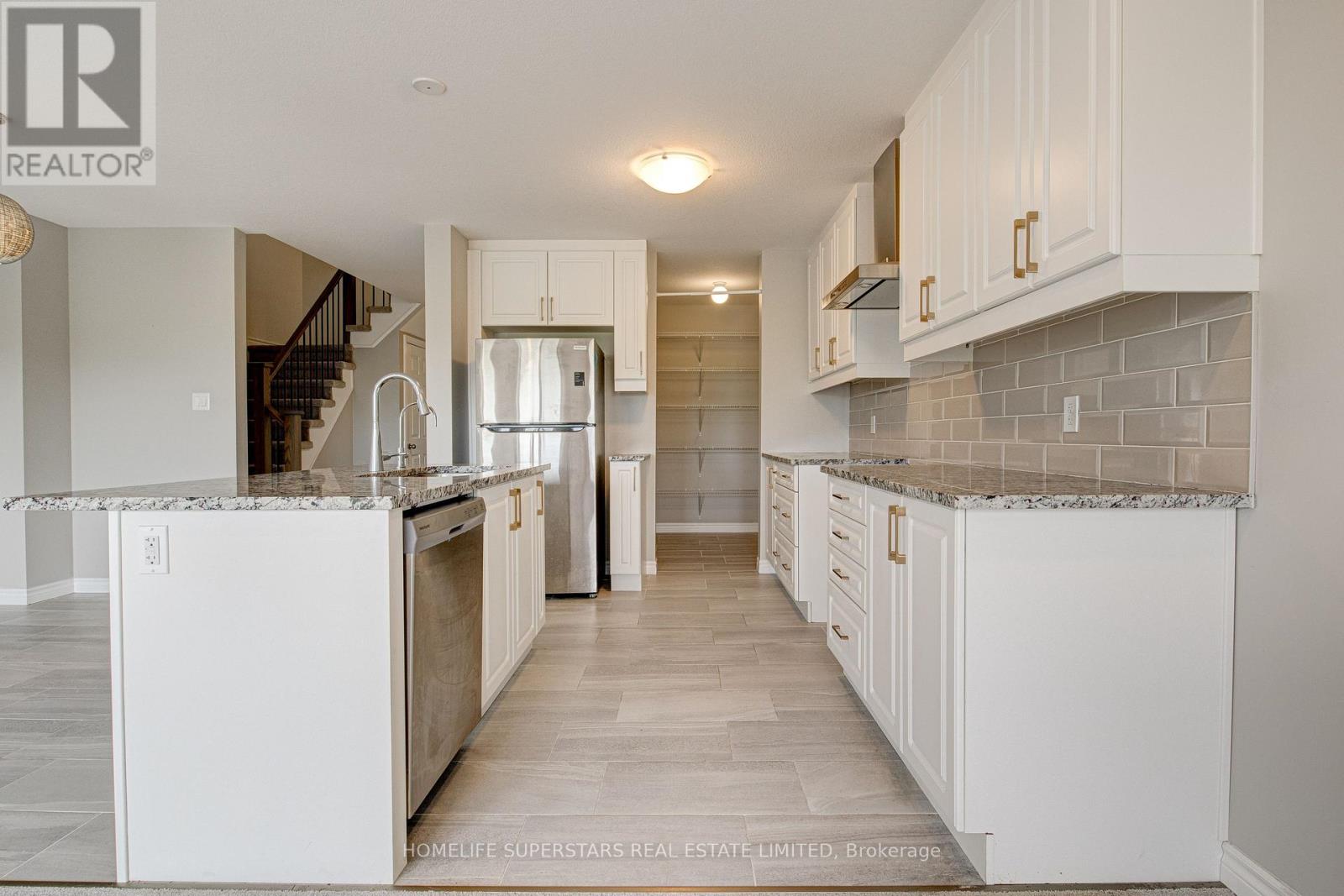 33 Woodedge Circle, Kitchener, Ontario  N2R 0M8 - Photo 8 - X12364572