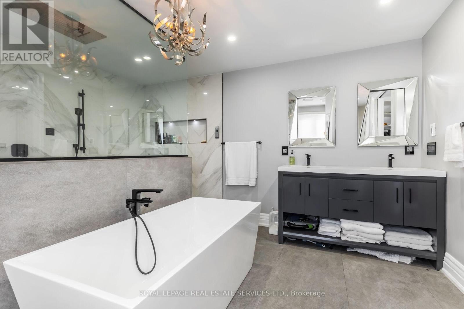 12 Julian Drive, Brampton, Ontario  L6P 0L2 - Photo 20 - W12364643