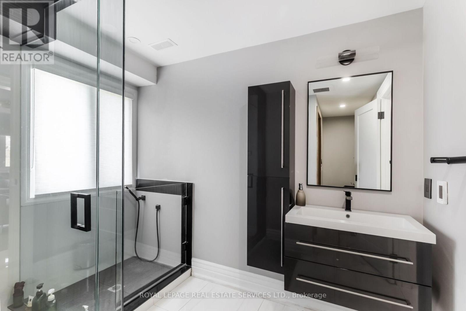 12 Julian Drive, Brampton, Ontario  L6P 0L2 - Photo 36 - W12364643