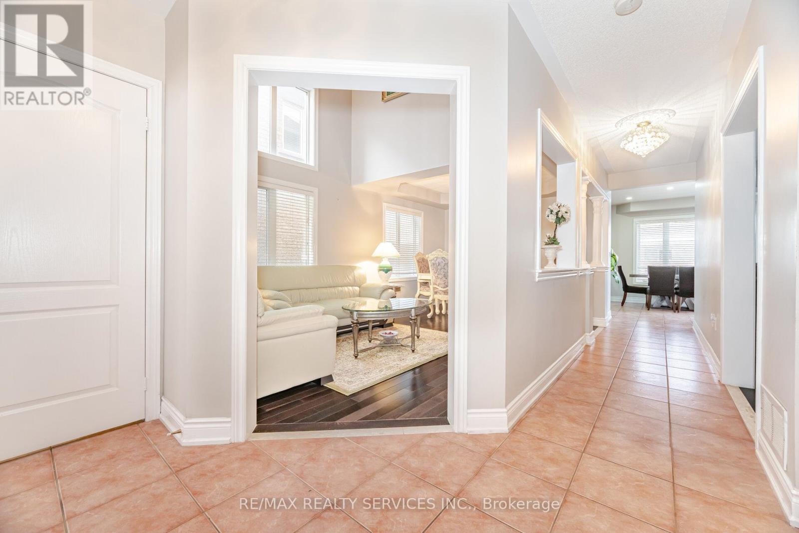 39 Rattlesnake Road, Brampton, Ontario  L6R 3B9 - Photo 5 - W12364663