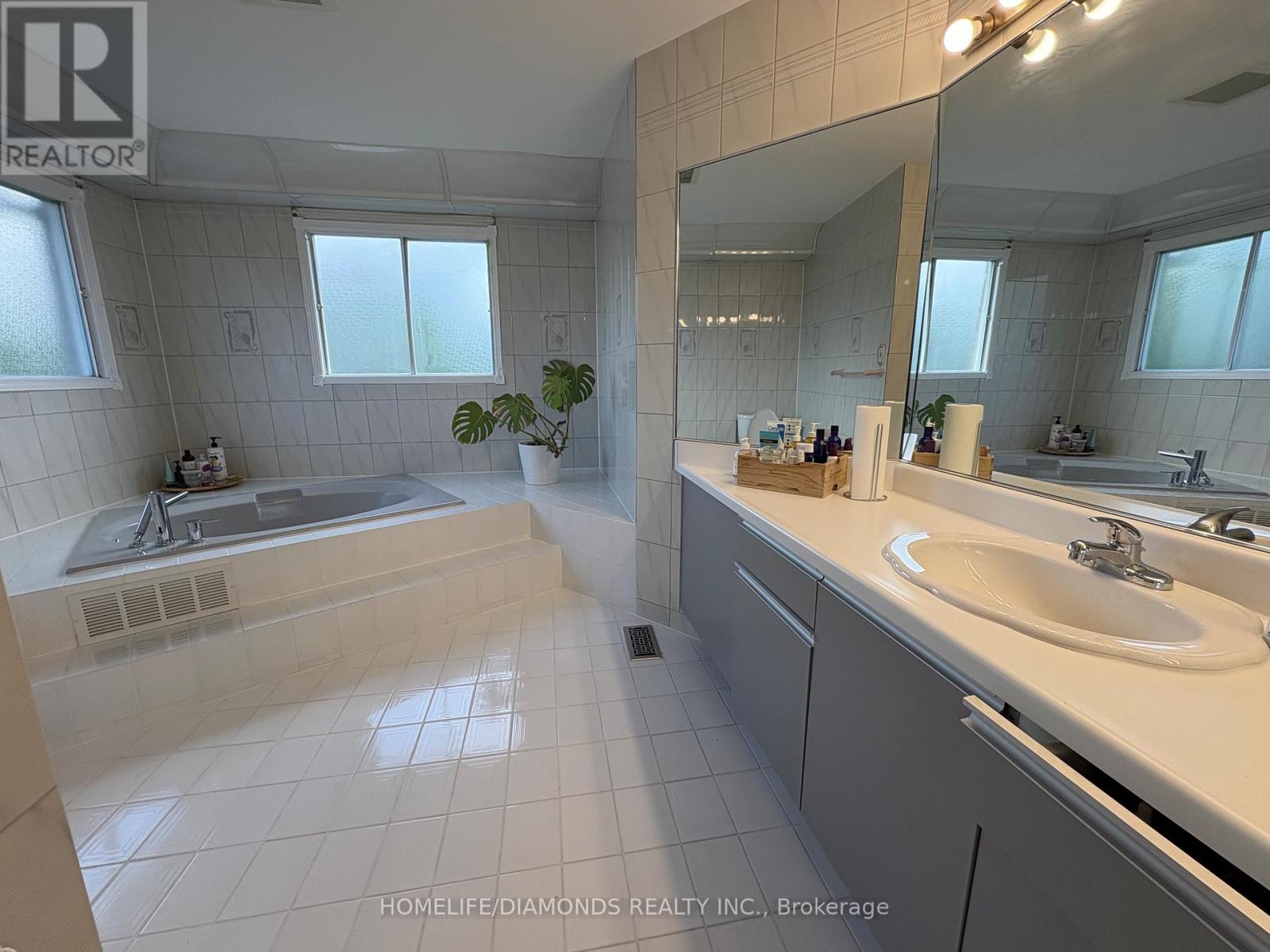 1401 Wakehurst Crescent, Oakville, Ontario L6J 6T7 - Photo 10 - W12364673