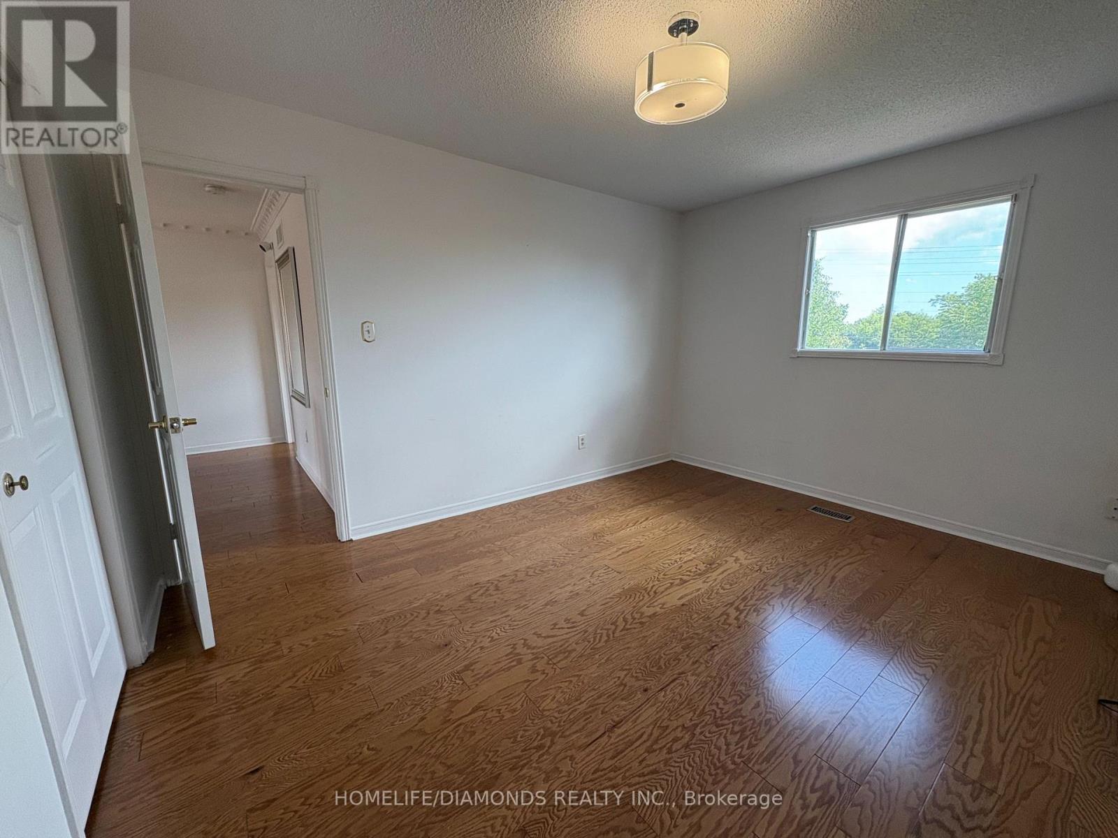 1401 Wakehurst Crescent, Oakville, Ontario L6J 6T7 - Photo 11 - W12364673