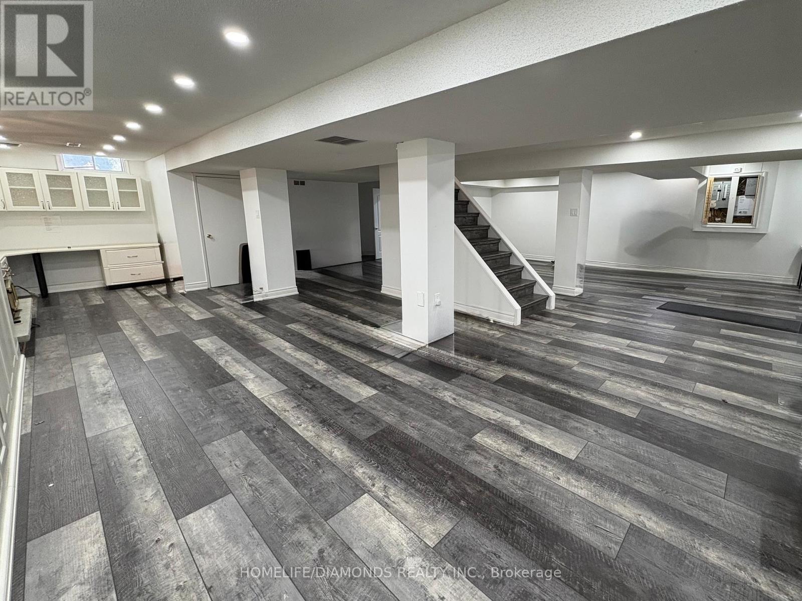 1401 Wakehurst Crescent, Oakville, Ontario L6J 6T7 - Photo 16 - W12364673