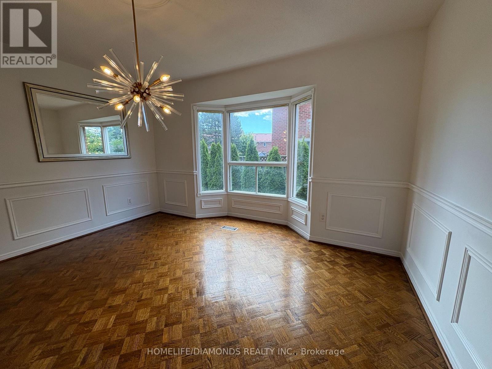 1401 Wakehurst Crescent, Oakville, Ontario L6J 6T7 - Photo 2 - W12364673