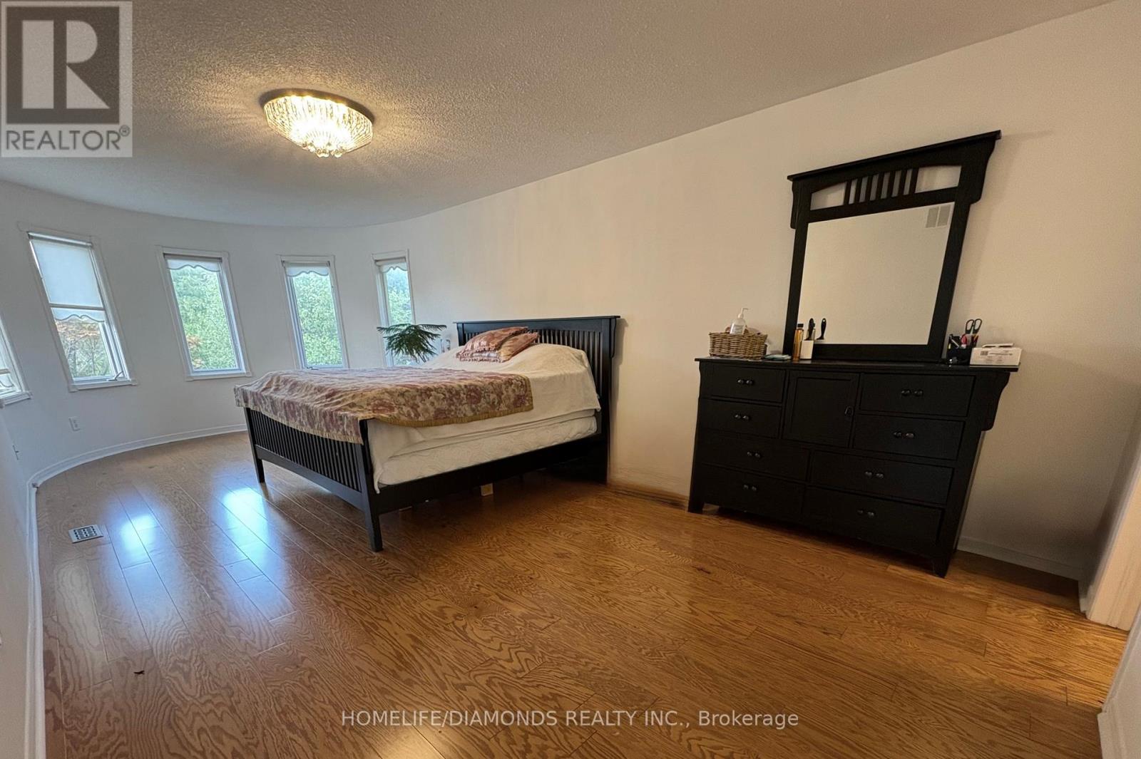 1401 Wakehurst Crescent, Oakville, Ontario L6J 6T7 - Photo 9 - W12364673