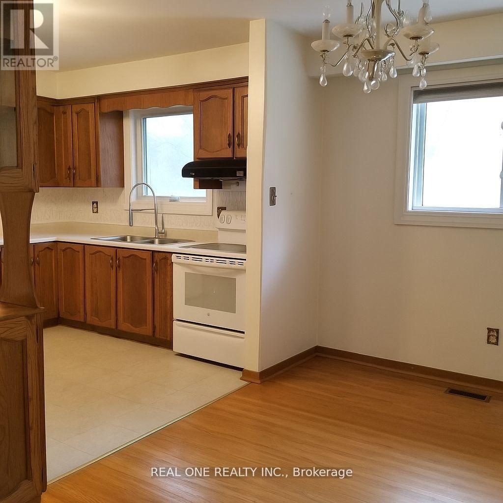 79 Osborne Crescent, Oakville, Ontario  L6H 1G2 - Photo 5 - W12364736