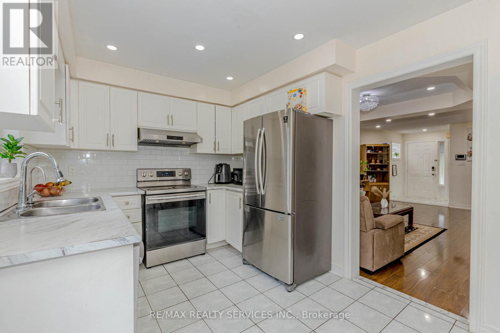 32 Pressed Brick Drive, Brampton, Ontario  L6V 4K3 - Photo 22 - W12364783