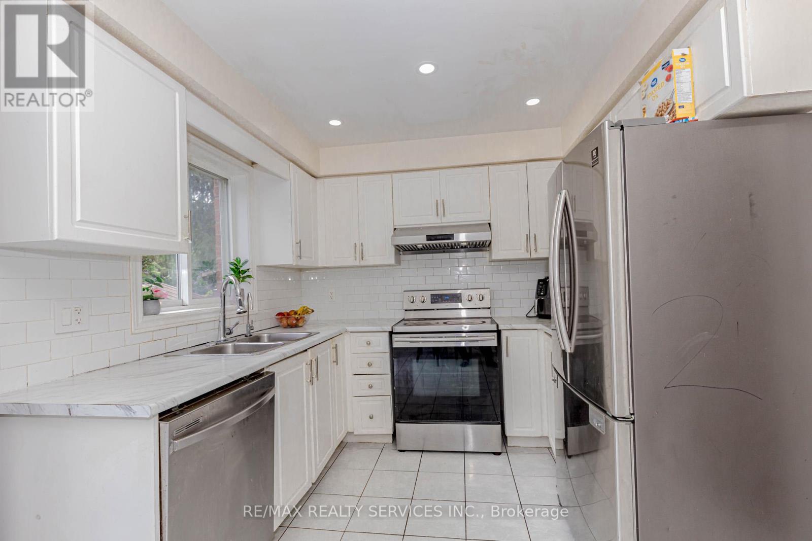32 Pressed Brick Drive, Brampton, Ontario  L6V 4K3 - Photo 23 - W12364783