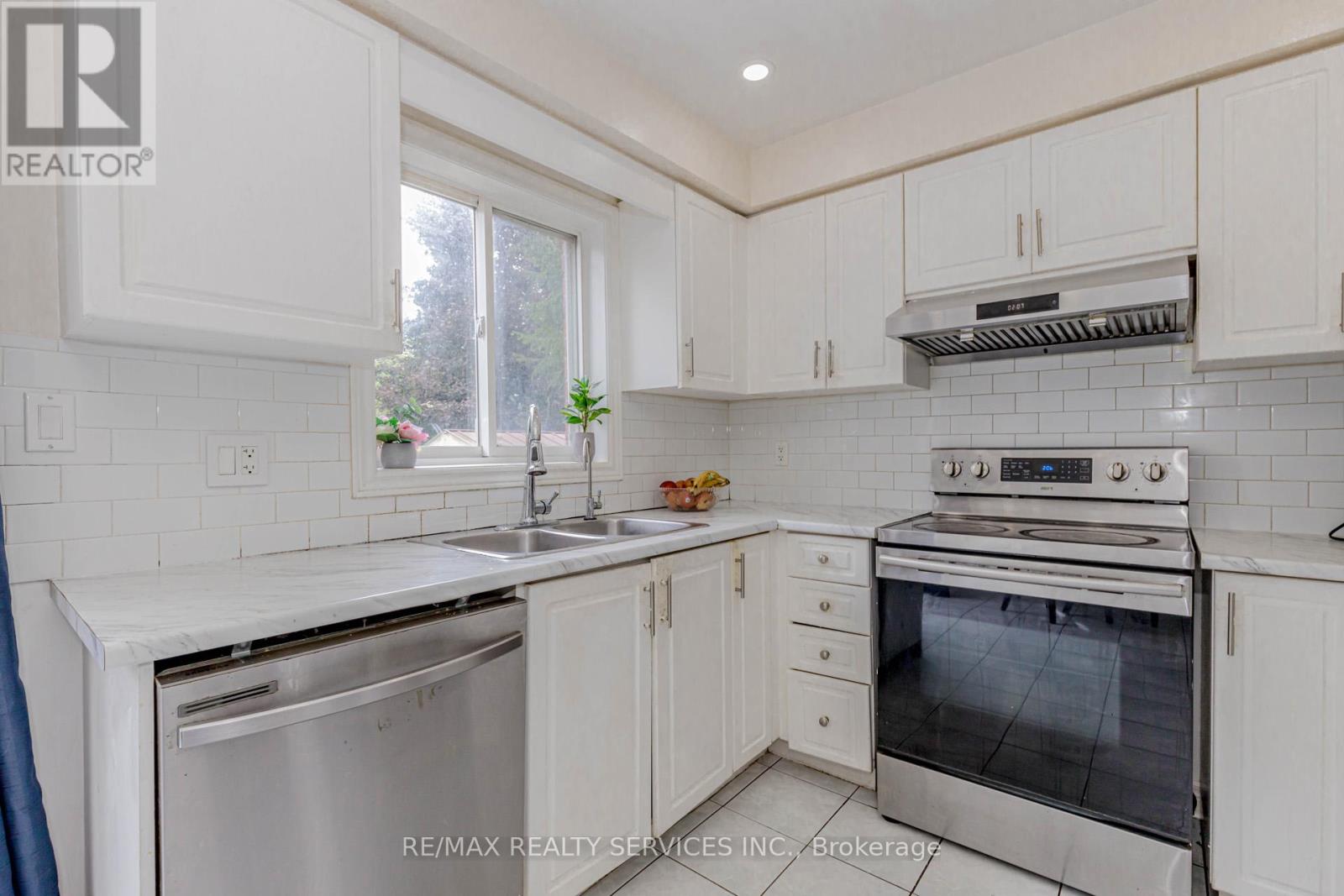 32 Pressed Brick Drive, Brampton, Ontario  L6V 4K3 - Photo 24 - W12364783