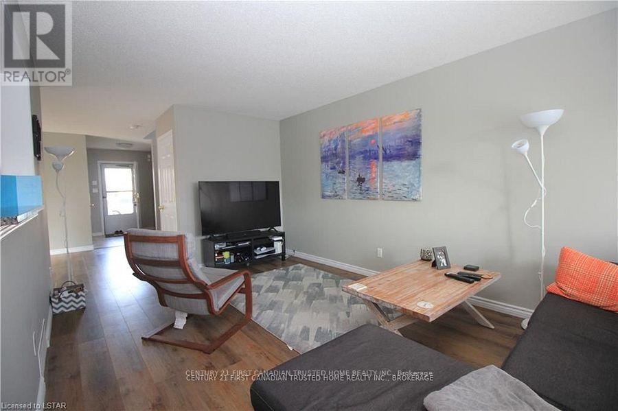 945 Homeview Court, London South, Ontario  N6C 6C1 - Photo 10 - X12364827