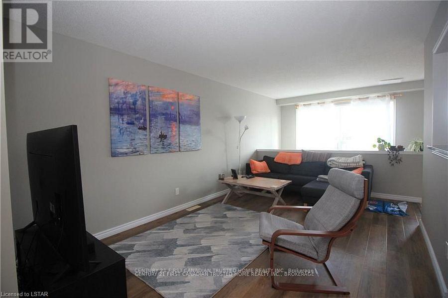 945 Homeview Court, London South, Ontario  N6C 6C1 - Photo 11 - X12364827