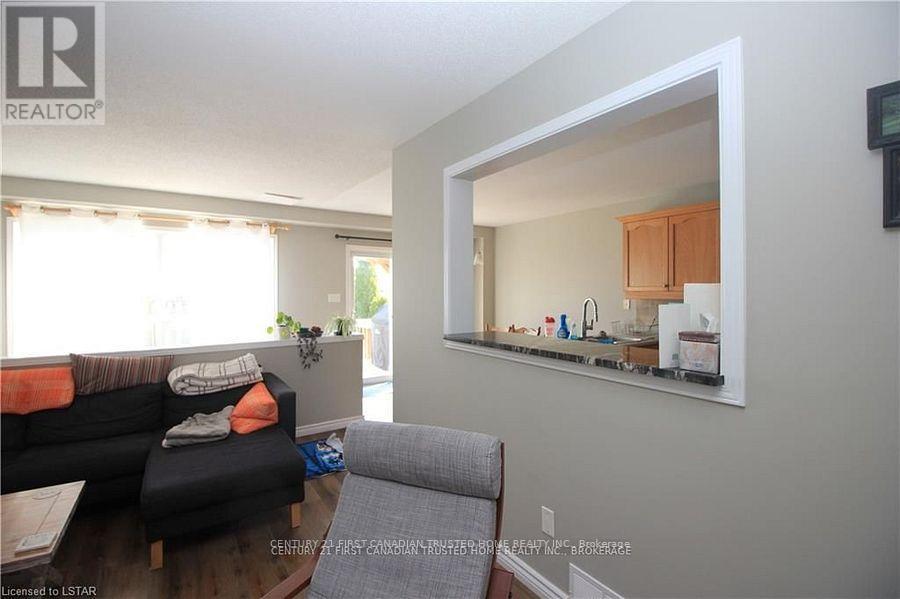945 Homeview Court, London South, Ontario  N6C 6C1 - Photo 12 - X12364827