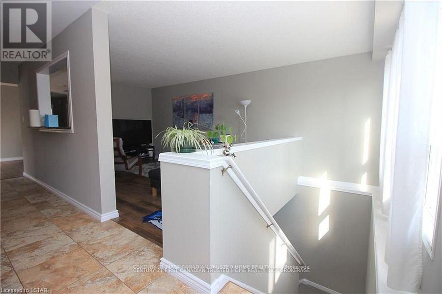 945 Homeview Court, London South, Ontario  N6C 6C1 - Photo 14 - X12364827