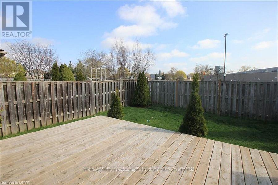 945 Homeview Court, London South, Ontario  N6C 6C1 - Photo 32 - X12364827