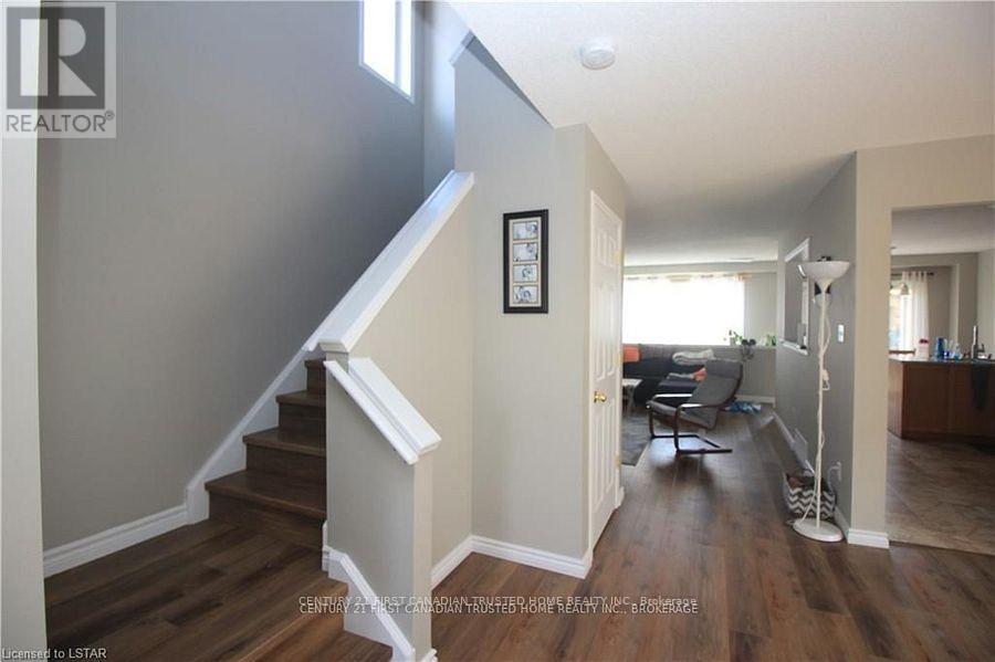 945 Homeview Court, London South, Ontario  N6C 6C1 - Photo 5 - X12364827