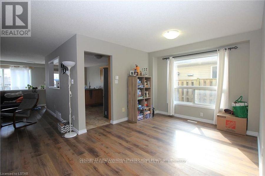 945 Homeview Court, London South, Ontario  N6C 6C1 - Photo 6 - X12364827