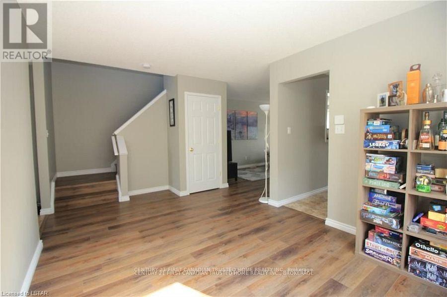 945 Homeview Court, London South, Ontario  N6C 6C1 - Photo 7 - X12364827